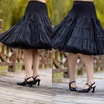 Великолепное женское свадебное платье Pleats с черной юбкой с оборками и открытым носком на каблуках.