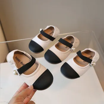 Детские Туфли Mary Janes для девочек, детские модные туфли с круглым носком, новинка 2023 года, летние кожаные туфли принцессы с жемчугом, подходящие по цвету, милые